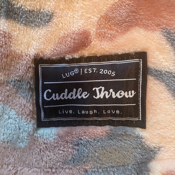 Lug Cuddle Throw in Camouflage Colors - Picture 2 of 2